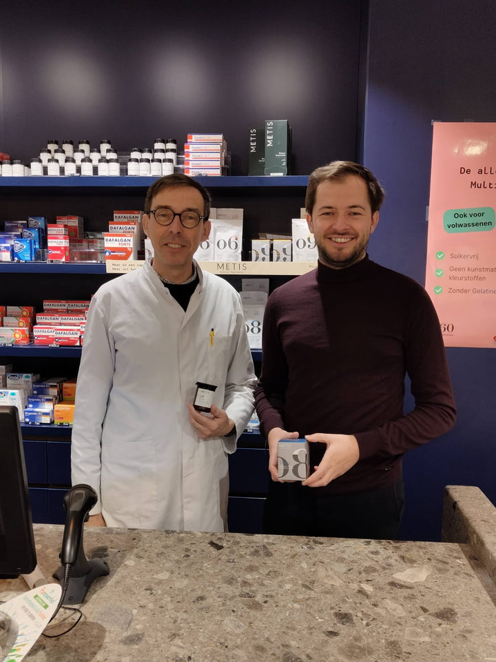 Apotheker Dirk met Maxim in apotheek Zuiderkruis